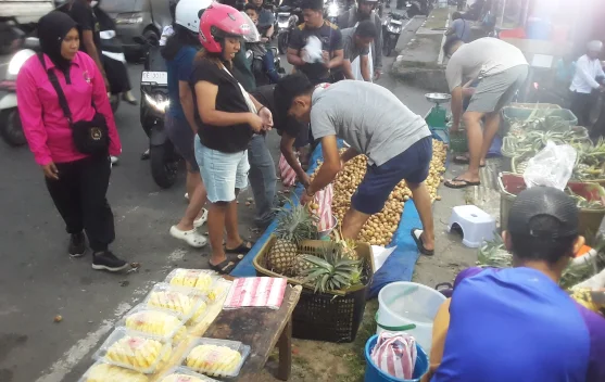 Pasutri Pedagang Buah di Jalan Sudirman Ambon Manfaatkan Peluang Pasar