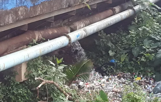 Pipa Bocor di Bawah Jembatan Waitomu Dikeluhkan Warga