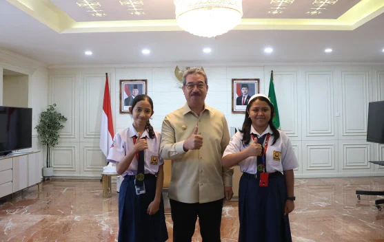Gubernur Hendrik Lepas Dua Pelajar SMP Kalam Kudus Ambon ke Ajang OPSI Nasional
