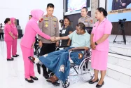 Kapolda Maluku bagi-bagi Kursi Roda ke Penyandang Disabilitas di Kota Ambon