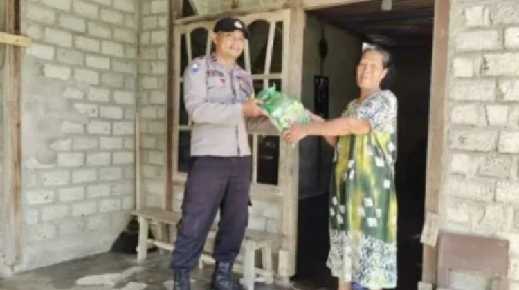 Polsek Ampana Kota Berbagi Sembako di Bulan Ramadan 1447 Hijriyah