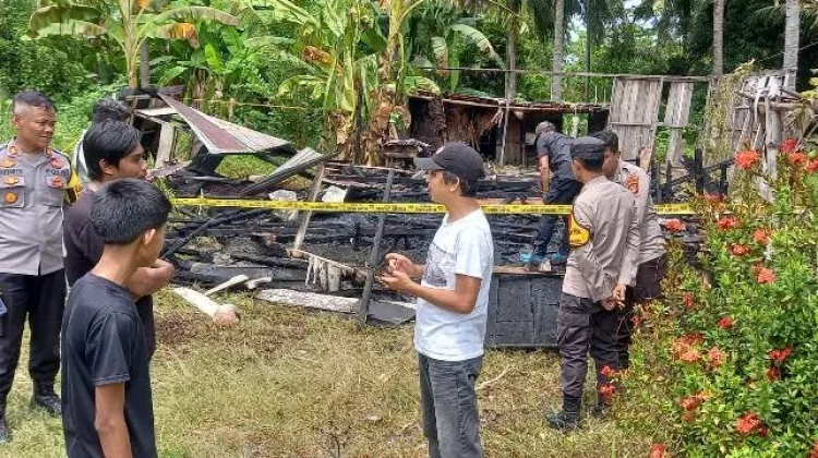 Polres Touna Sigap Tangani TKP Kebakaran di Ampana Kota