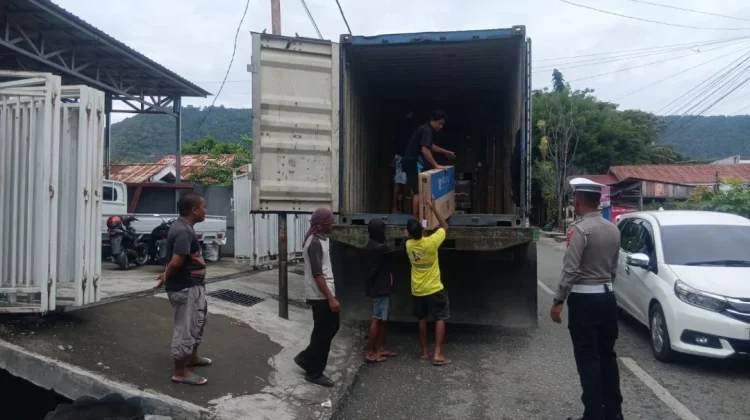 Satlantas Polres Banggai Tegur Sopir Truk Bongkar Muat di Bahu Jalan