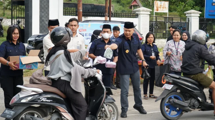 Kanwil Ditjen Imigrasi Sulteng Berbagi Takjil Ramadan