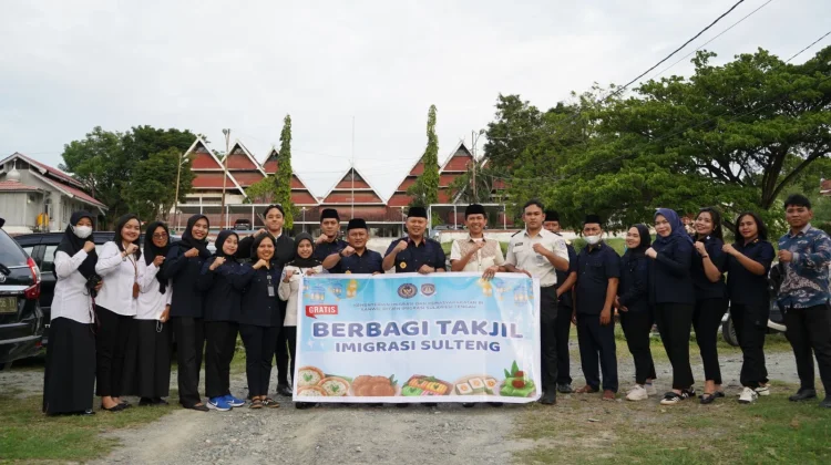 Kanwil Ditjen Imigrasi Sulteng Berbagi Takjil Ramadan
