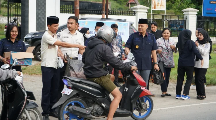 Kanwil Ditjen Imigrasi Sulteng Berbagi Takjil Ramadan