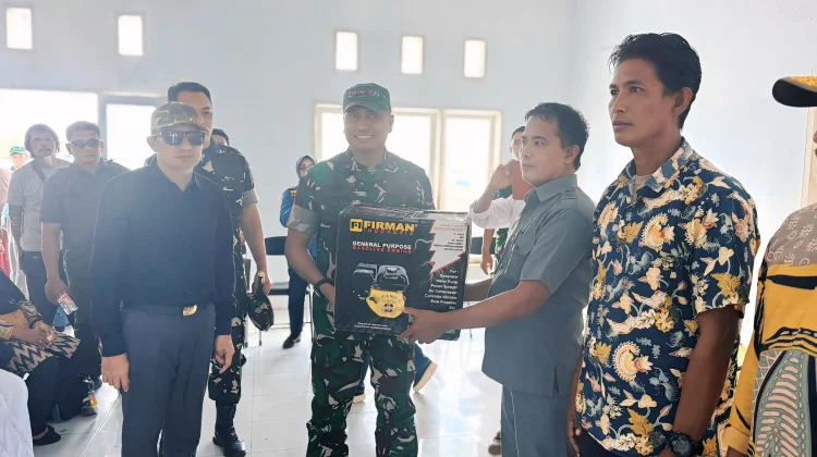 Tiga Perahu Ketinting Diserahkan Pangdam XXIII/Palaka Wira untuk Siswa Kepulauan