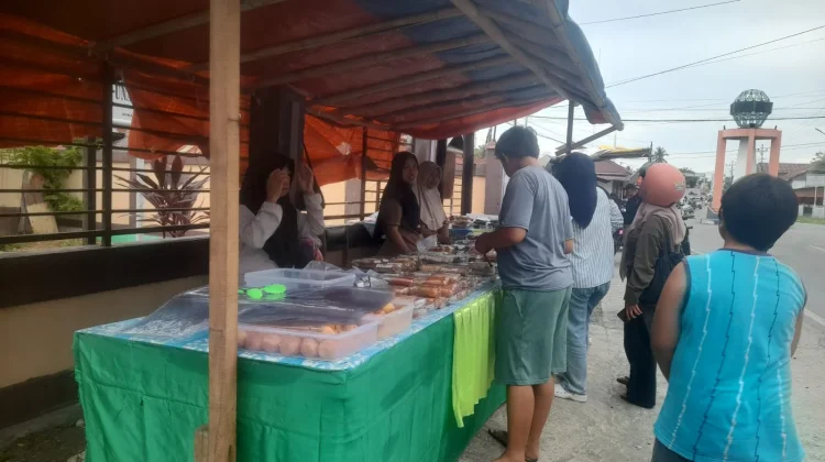 Pedagang Takjil di Ampana Ketiban Rezeki Ramadan