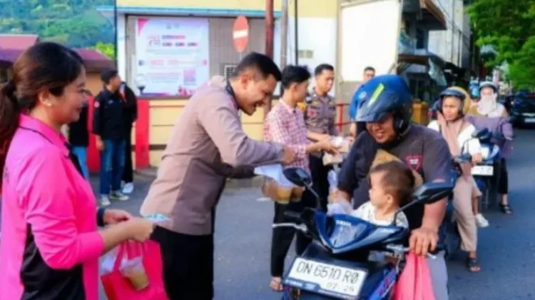 Polres Banggai Berbagi Takjil, Pererat Kebersamaan di Bulan Ramadhan