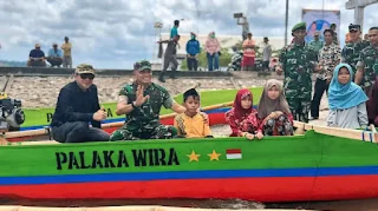 Kodam 23 Palakawira serahkan Bantuan Perahu Kantinting ke Warga Kepulauan