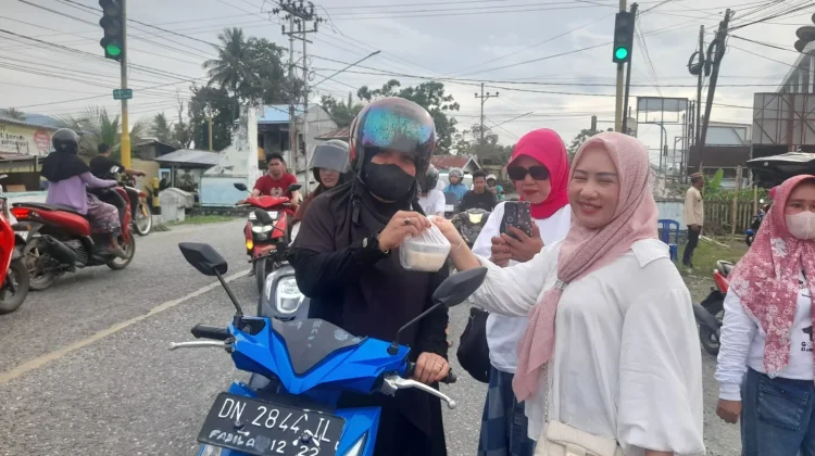 Semarak Ramadhan KKIG Touna Bagikan Ratusan Takjil