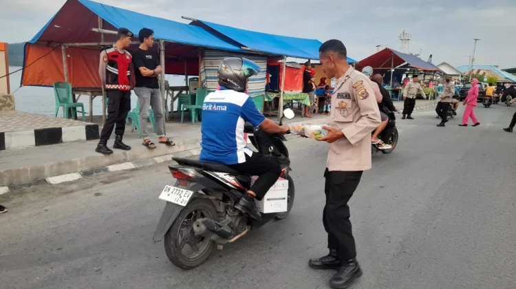 Semarakkan Suasana Ramadhan Kapolres Touna Turut Berbagi Takjil