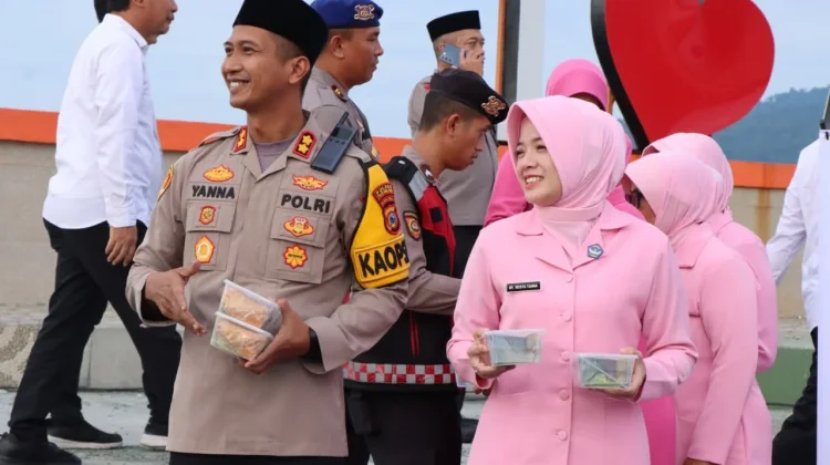 Polres Touna Berbagi Takjil jelang Berbuka