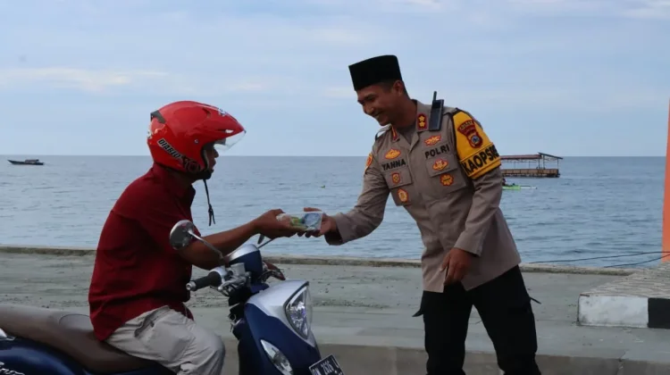Polres Touna Berbagi Takjil jelang Berbuka