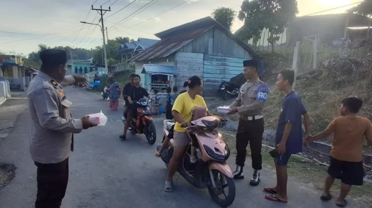 Polsek Balantak dan Koramil 1308-05 LB Bagi 200 Takjil