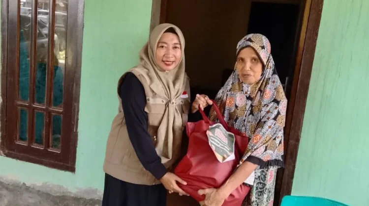 SDN 1 Ampana Kota Berbagi 100 Paket Sembako, Tanamkan Empati sejak Dini