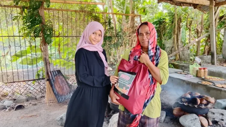 SDN 1 Ampana Kota Berbagi 100 Paket Sembako, Tanamkan Empati sejak Dini