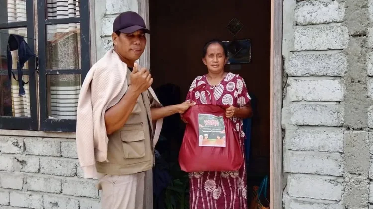 SDN 1 Ampana Kota Berbagi 100 Paket Sembako, Tanamkan Empati sejak Dini