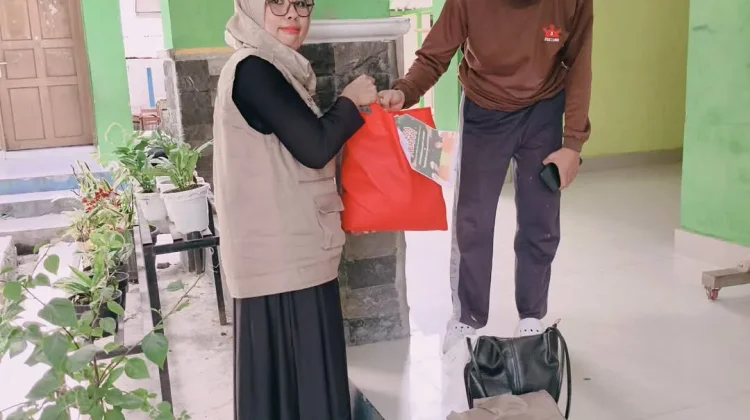 SDN 1 Ampana Kota Berbagi 100 Paket Sembako, Tanamkan Empati sejak Dini