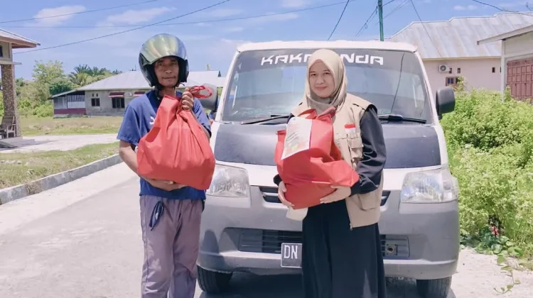 SDN 1 Ampana Kota Berbagi 100 Paket Sembako, Tanamkan Empati sejak Dini