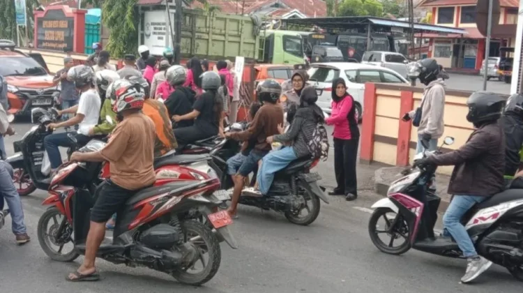 Polsek Luwuk Bagikan 300 Paket Takjil dan Sembako
