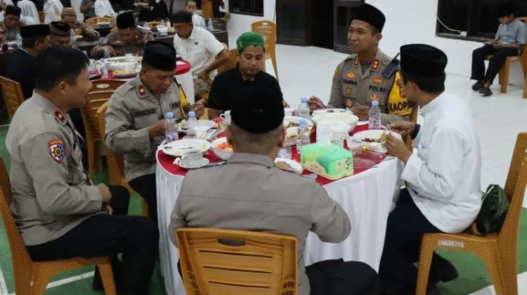 Tebar Kebaikan saat Ramadan, Kapolres Touna Berbagi Santunan
