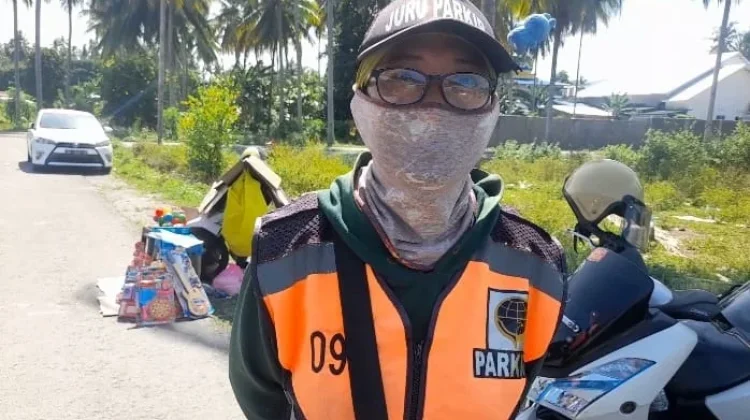 Kerja Keras Nina Seorang IRT di Touna Jadi Juru Parkir Hidupi Keluarga