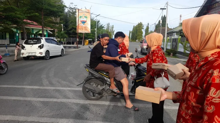 DWP DAMKARMAT Touna Bagi Ratusan Takjil pada Pengendara