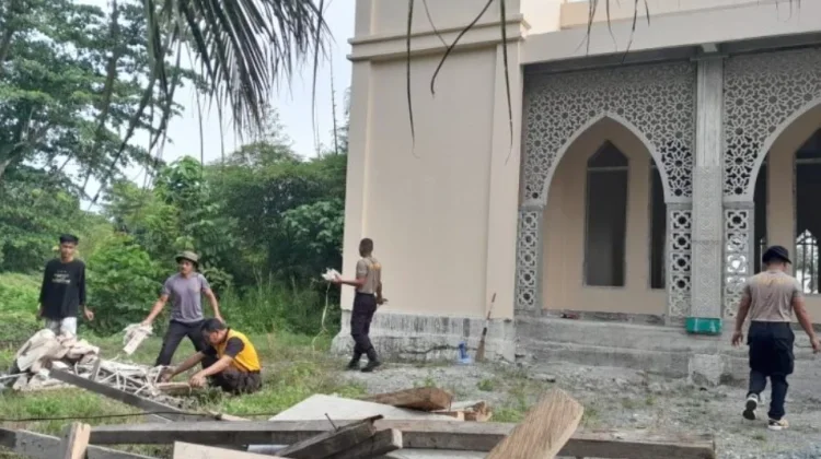 Polres Banggai Gelar Bakti Sosial Bersih-Bersih Masjid di Bulan Ramadan