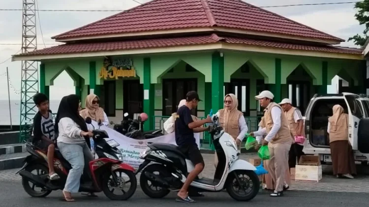 PGRI Kecamatan Ampana Kota Berbagi Takjil, Perkuat Kepedulian Sosial