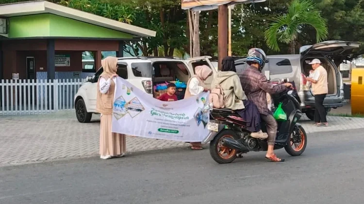 PGRI Kecamatan Ampana Kota Berbagi Takjil, Perkuat Kepedulian Sosial