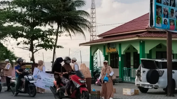 PGRI Kecamatan Ampana Kota Berbagi Takjil, Perkuat Kepedulian Sosial