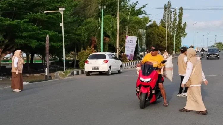 PGRI Kecamatan Ampana Kota Berbagi Takjil, Perkuat Kepedulian Sosial