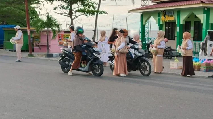 PGRI Kecamatan Ampana Kota Berbagi Takjil, Perkuat Kepedulian Sosial