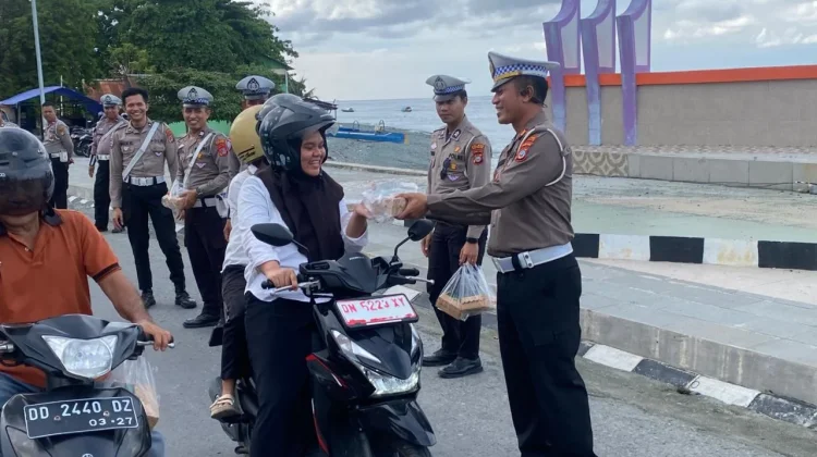 Satlantas Polres Touna Bagikan Takjil ke Pengguna Jalan