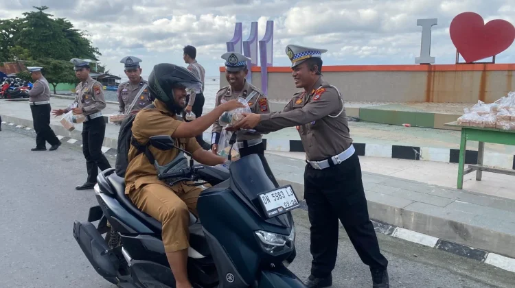 Satlantas Polres Touna Bagikan Takjil ke Pengguna Jalan