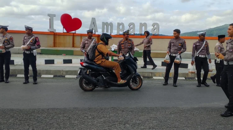 Satlantas Polres Touna Bagikan Takjil ke Pengguna Jalan