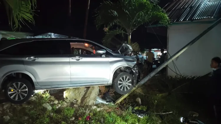 Alami Kecelakaan Tunggal, Sebuah Mobil Hantam Tiang Lampu di Desa Tete