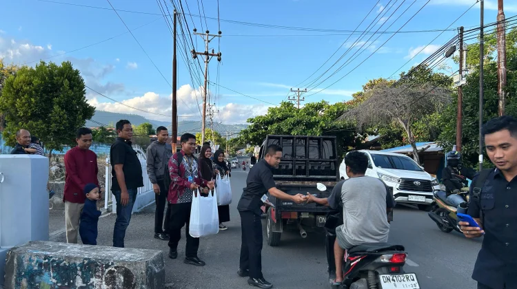 UMKM Lapas Luwuk Bagikan Takjil Hasil Olahan Warga Binaan