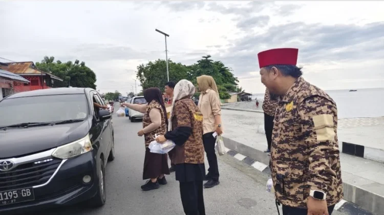 Aksi Nyata Pramuka Touna, Berbagi Takjil dan Menebar Kebaikan