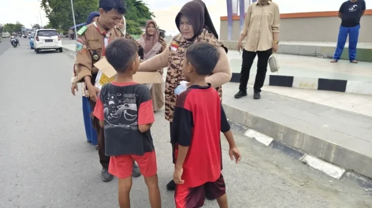 Aksi Nyata Pramuka Touna, Berbagi Takjil dan Menebar Kebaikan
