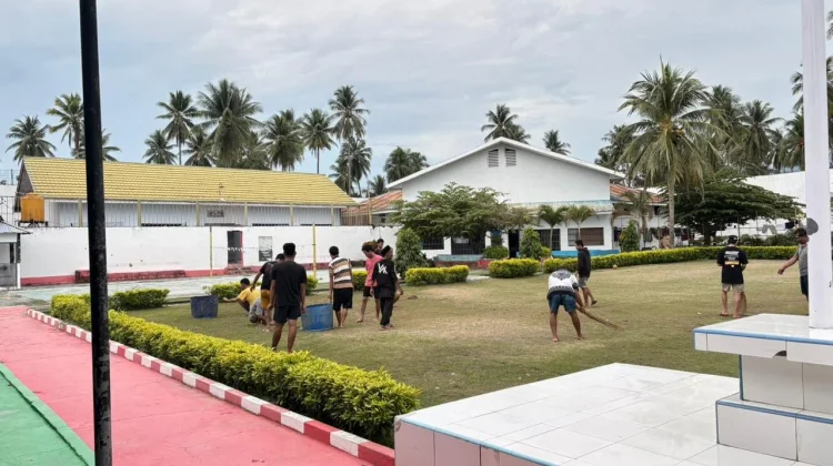 jelang Idul Fitri, WBP Lapas Ampana Gotong Royong Bersihkan Masjid dan Lapangan