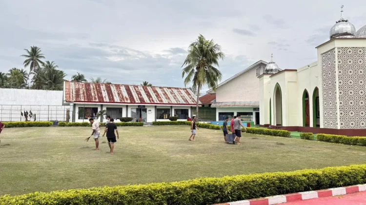jelang Idul Fitri, WBP Lapas Ampana Gotong Royong Bersihkan Masjid dan Lapangan