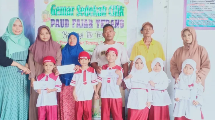 Sedekah Cilik Ramadhan, RA Ulumul Quran Fajar Terang Tanamkan Empati sejak Dini