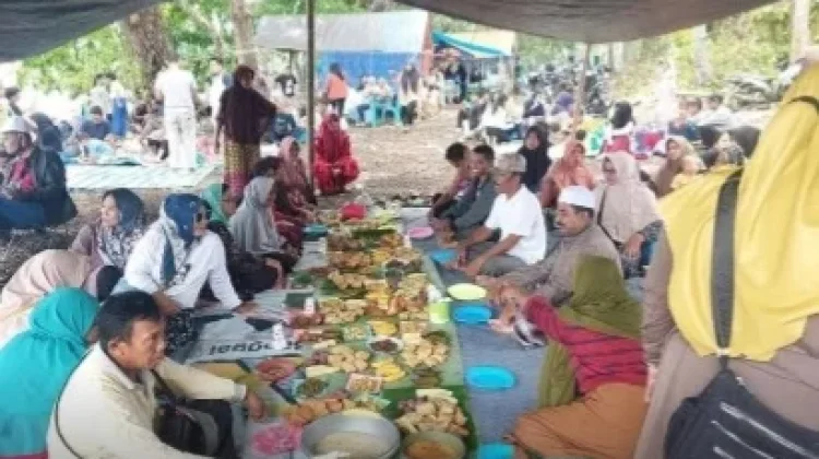 Pemdes Urundaka Tojo Una-Una Menggelar Lebaran Ketupat