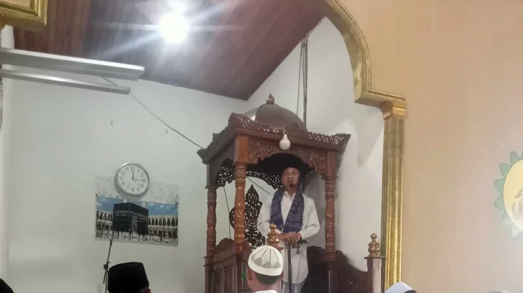 Bupati Touna Sampaikan Khutbah Jumat Tentang Keutamaan Bulan Syawal di Desa Wakai