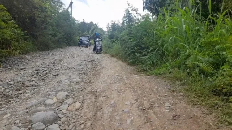 Warga Keluhkan Kondisi Jalan Popangan Tak Kunjung di Perbaiki Pemkab Touna