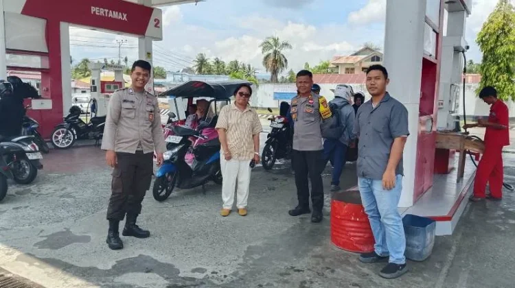 Patroli Polsek Ampana Kota Atur Antrean BBM di SPBU Bailo