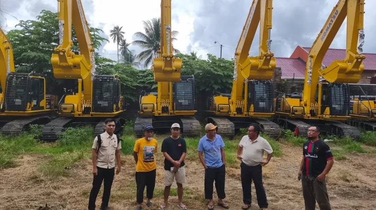 Bupati Touna Tinjau Bibit dan 22 Unit Alat Berat untuk Persiapan Lahan Sawit