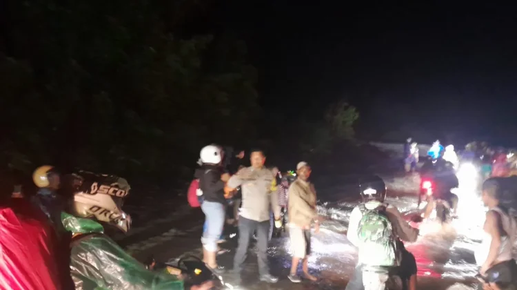 Polsek Ulubongka Amankan Arus Lalu Lintas di Lokasi Longsor